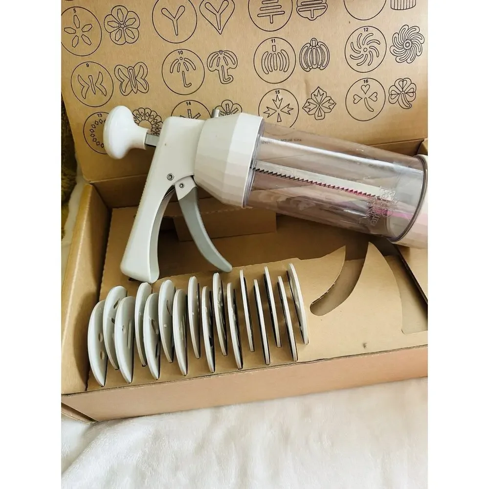 The Pampered Chef 1525 Cookie Press with 16 Discs - White Original Box Baking